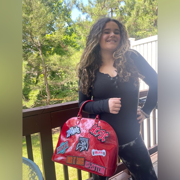 Huge Louis Vuitton Pomme D’amore Vernis MM with rock and roll patches. - Picture 6 of 7